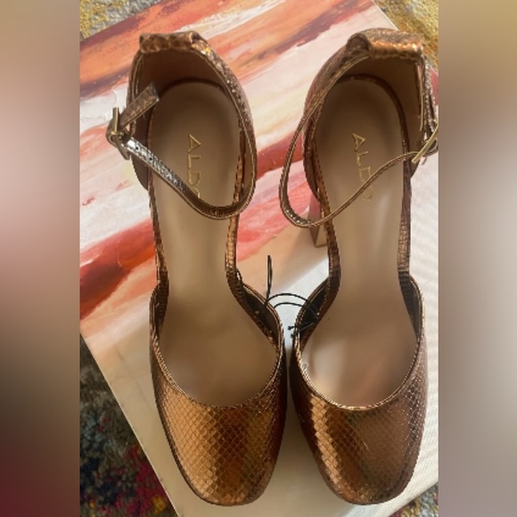 NWOB‼️ Gold Aldo 5.5 Inch Square Toe Platforms (Sizes 7.5 and 8) - Picture 7 of 8